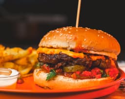 ACILI DOMATES SOSLU BURGER