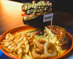 BOL PEYNİR SOSLU BURGER